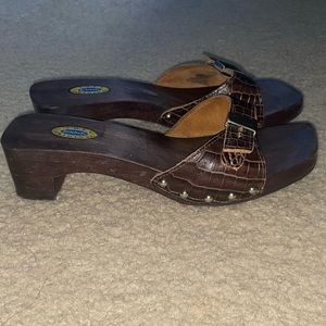 DR SCHOLLS WOODEN CLOGS BROWN
